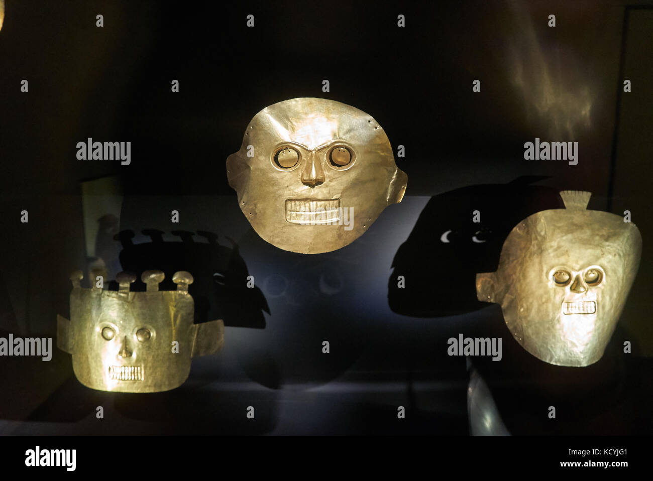Masque d'or, pièces d'exposition dans le musée de l'or ou Museo del Oro, Bogota, Colombie, Amérique du Sud Banque D'Images
