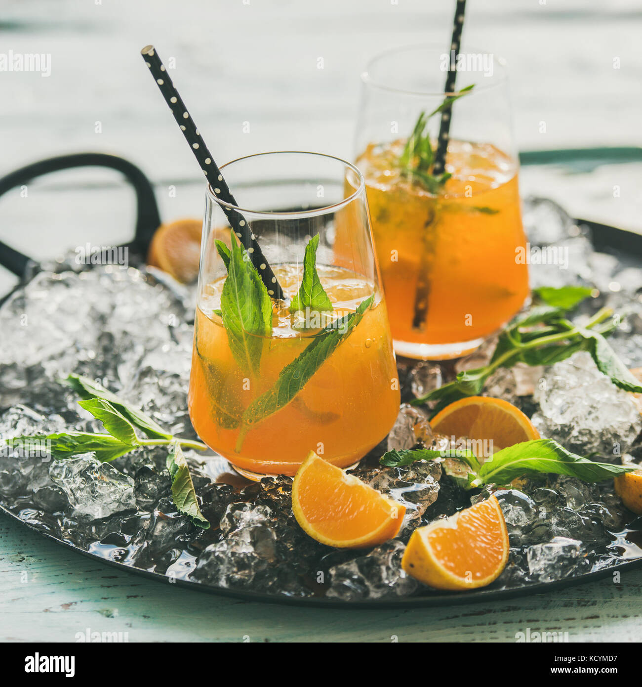 Boissons froides rafraîchissantes cocktail à l'orange et à la menthe Banque D'Images