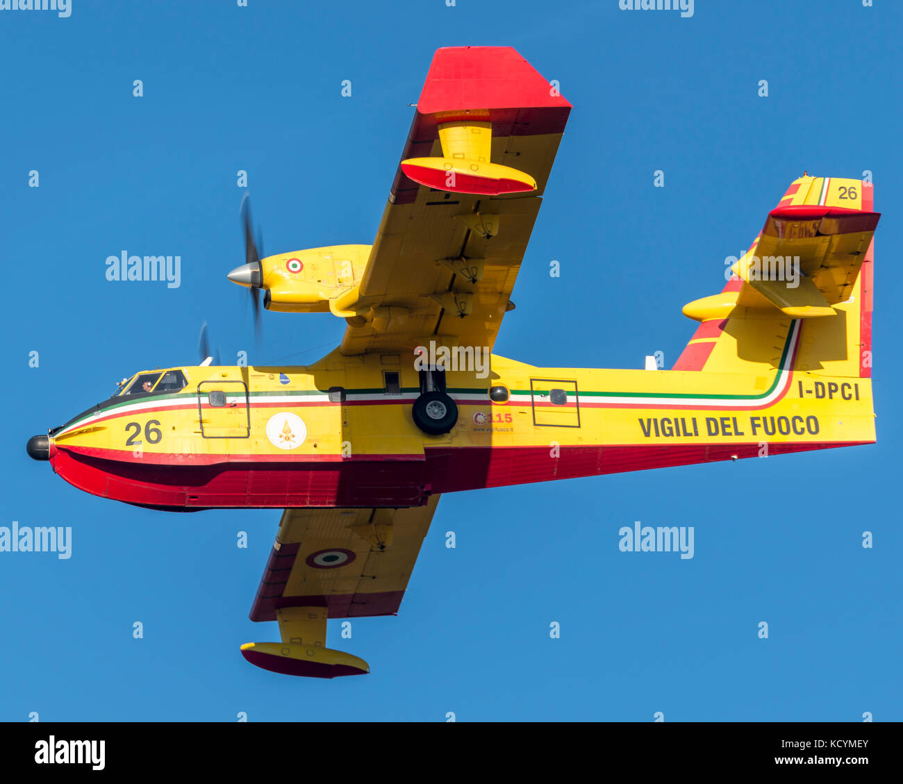 Vigili del fuoco, pompier italien CL-415 de Bombardier, Canadair 26 i-dpci, à partir de l'aéroport de Roma Ciampino, pour charger l'eau dans le lac. avion amphibie Banque D'Images