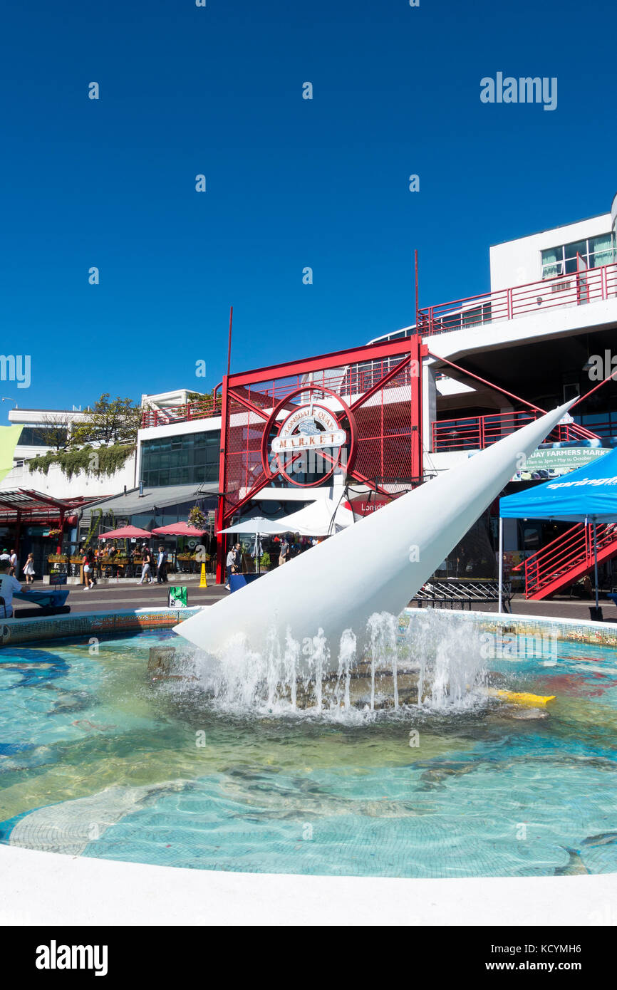 La fontaine et le bord de l'entrée de la Lonsdale Quay Market, un centre commercial de North Vancouver British Columbia Canada Banque D'Images