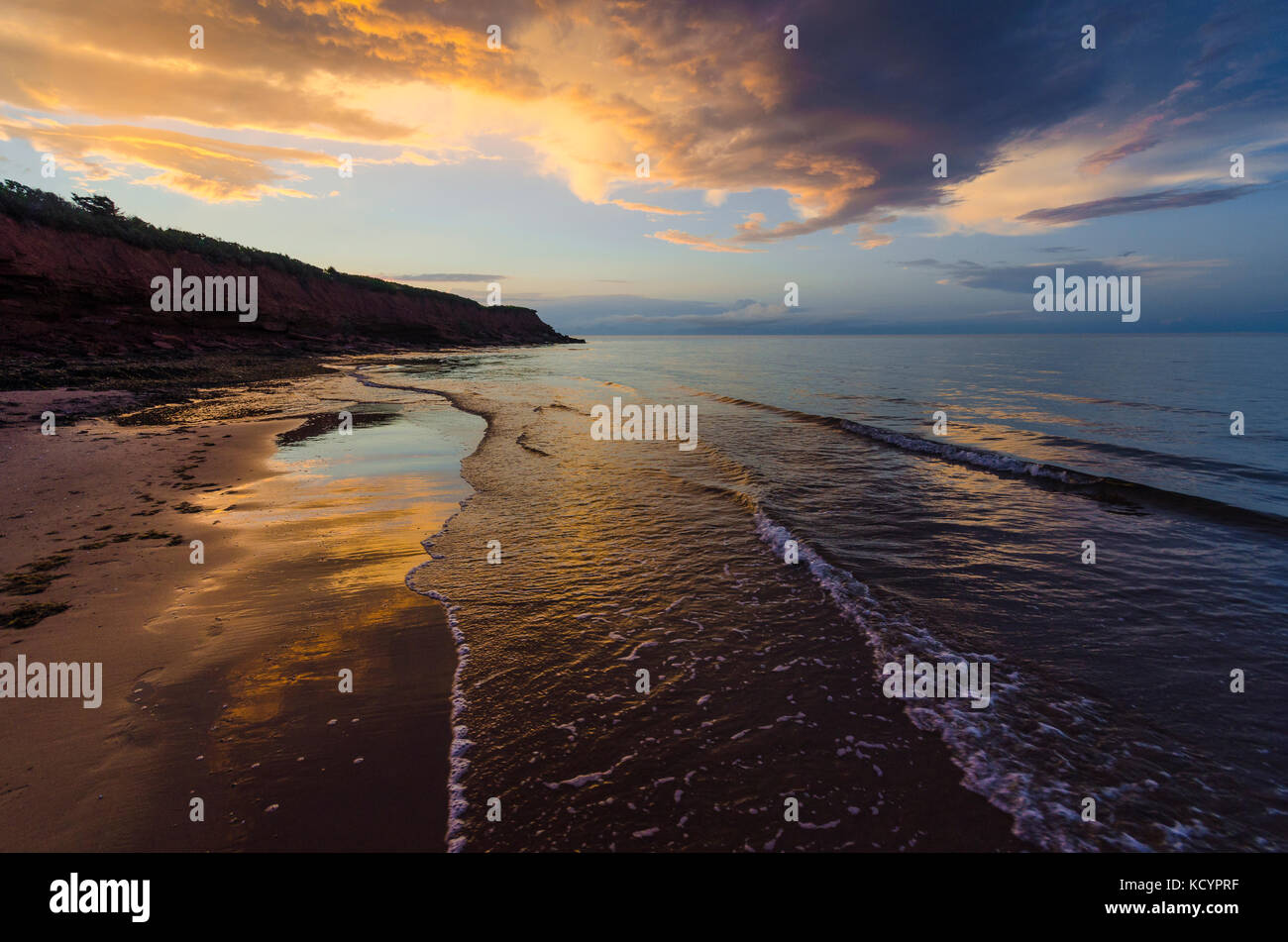 Les nuages, coucher du soleil, les falaises, l'océan, le parc national de l'île, Cavendish, Prince Edward Island, canada Banque D'Images