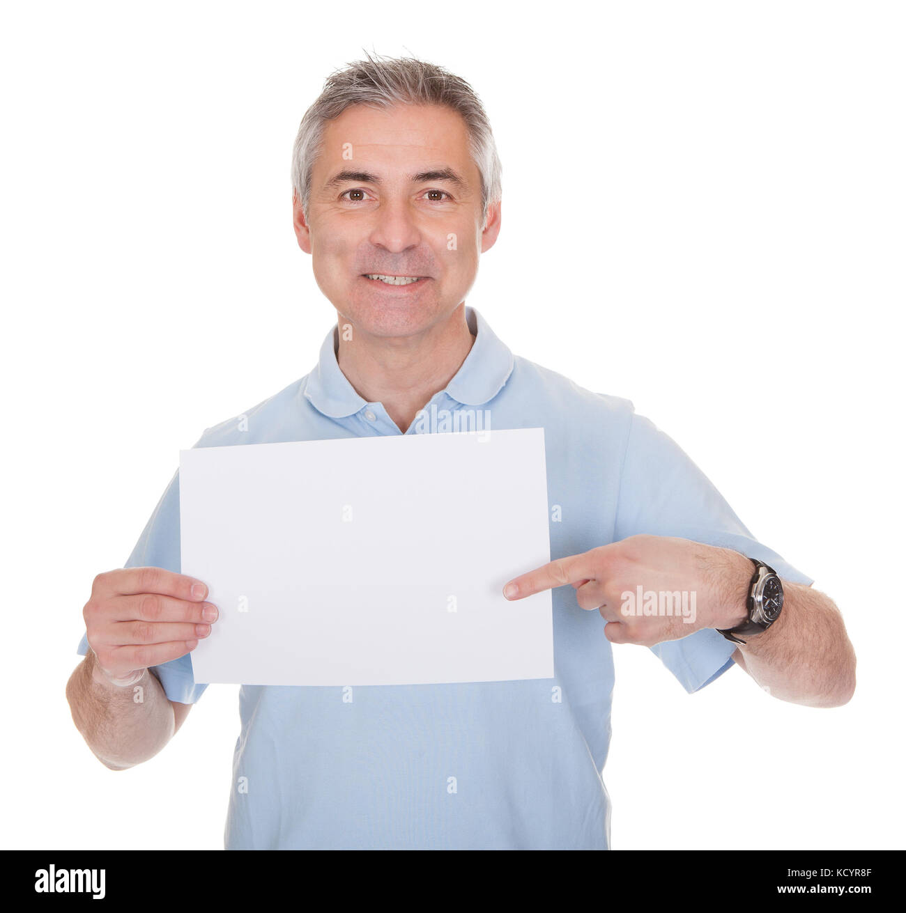 Homme tenant le papier blanc sur fond blanc Banque D'Images
