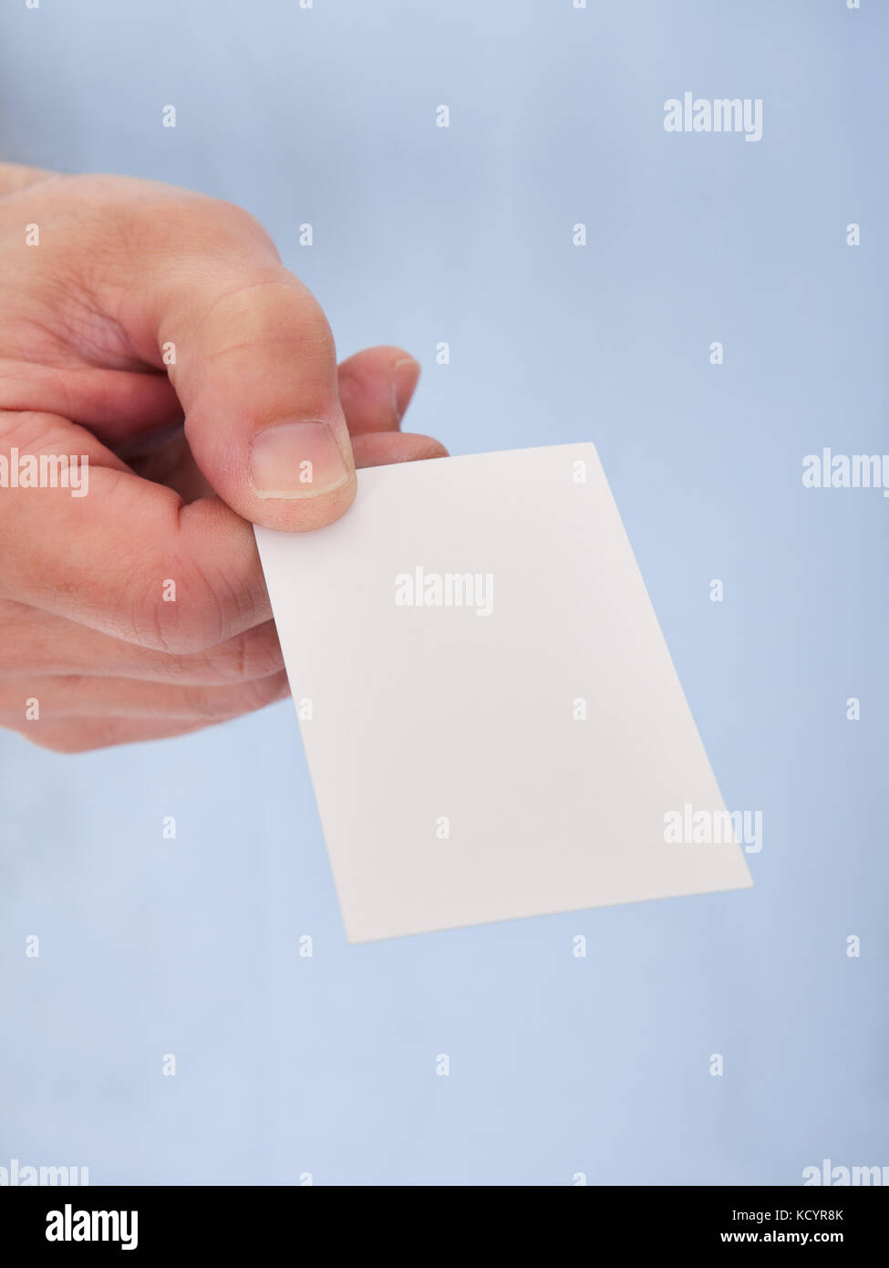 Détail de la main offrant une carte de visite Banque D'Images