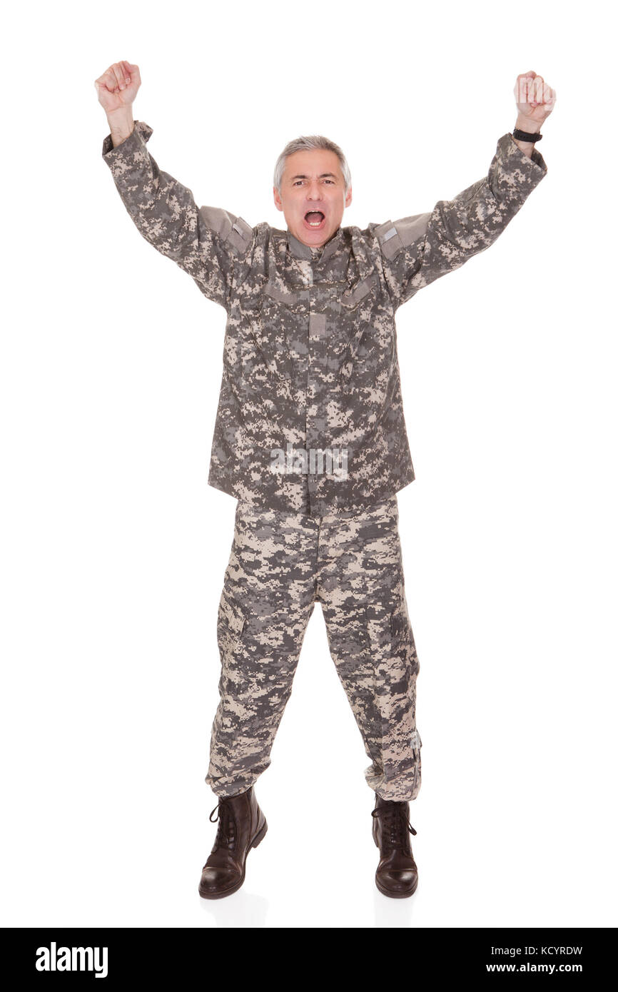 Soldat mature son bras soulevant isolé sur fond blanc Banque D'Images
