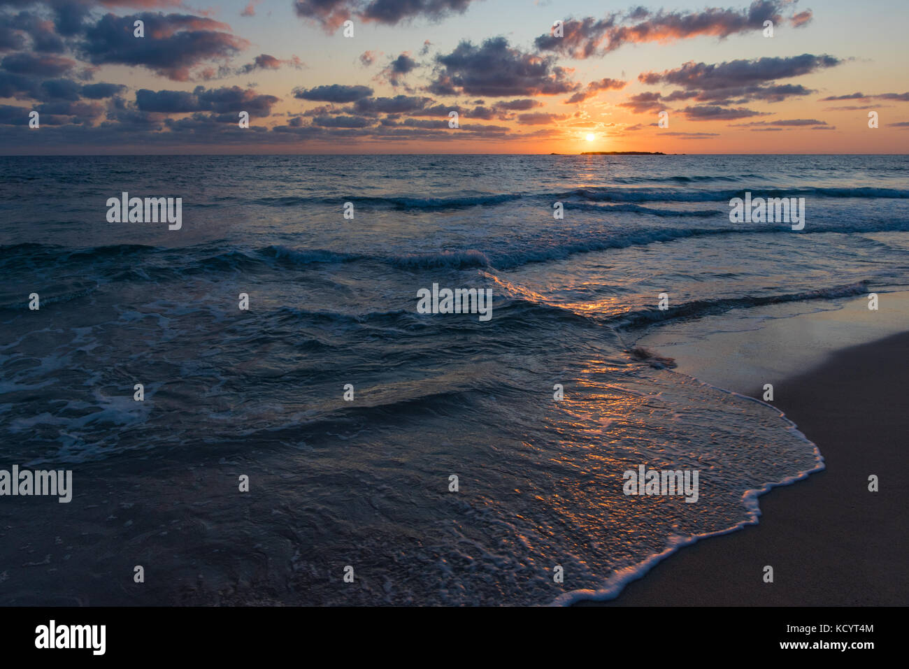 Coucher du soleil chaude soirée d'été à la mer à la plage de Falasarna Banque D'Images