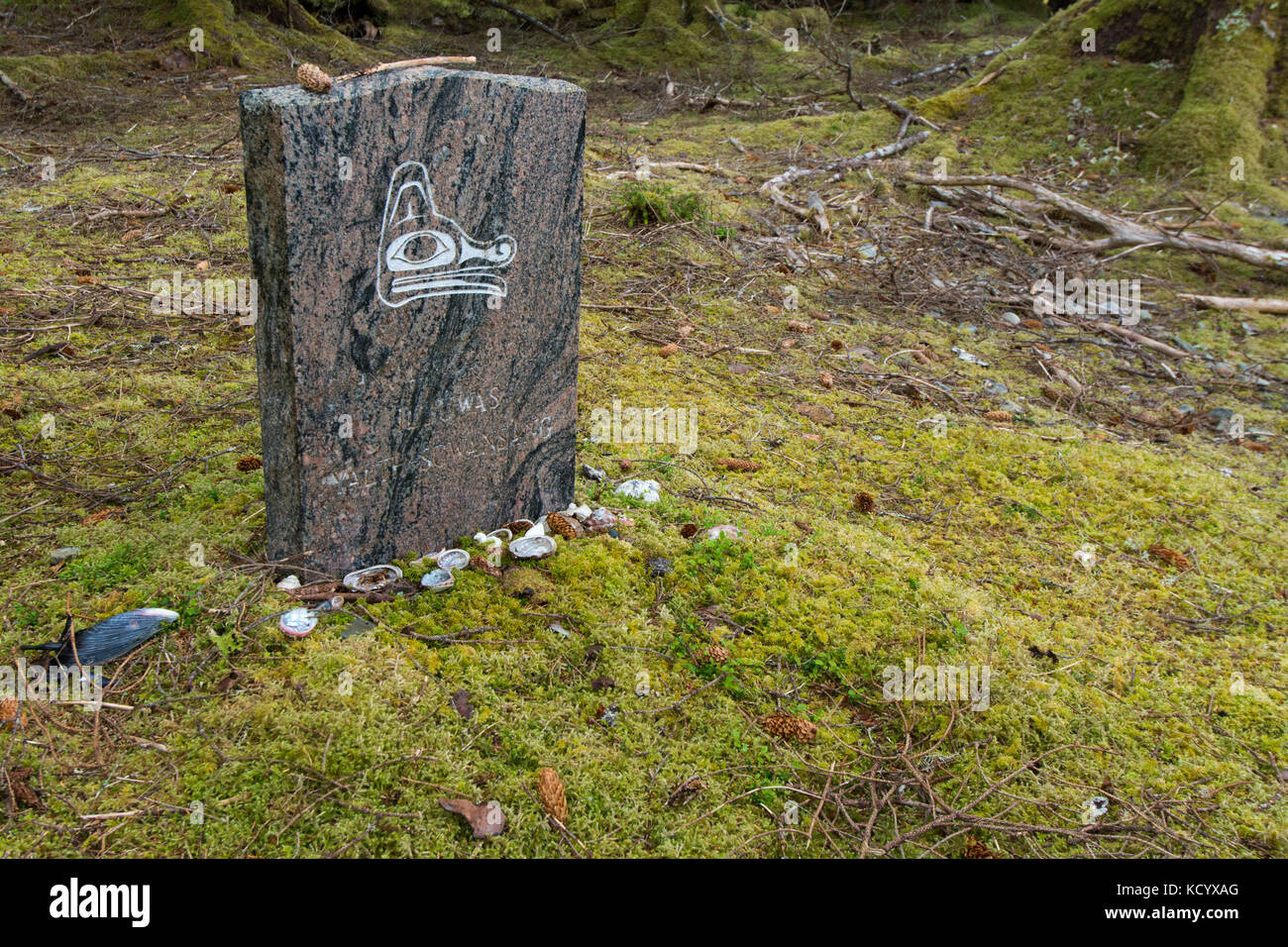 Bill Reid lieu de repos, d'une pierre tombale, Tanu, Gwaii Haanas, Réserve de parc national et site du patrimoine haïda, Haida Gwaii, anciennement connu sous le nom de Queen Charlotte Islands, British Columbia, Canada Banque D'Images