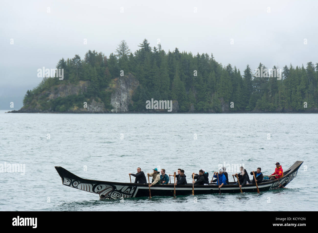 Les hommes de paddle-Loo haïda à Skidegate Plex, réplique de la pirogue en cèdre Bill Reid, le Lootaas, dévoreur de vagues, Haida Gwaii, anciennement connu sous le nom de Queen Charlotte Islands, British Columbia, Canada Banque D'Images
