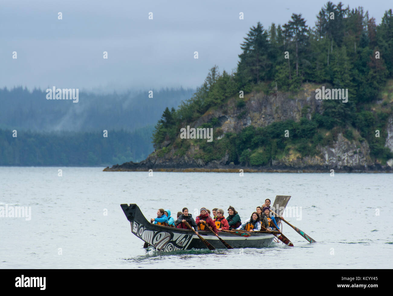 Les visiteurs de paddle-Loo Plex, réplique de la pirogue en cèdre Bill Reid, le Lootaas, dévoreur de vagues, Skidegate, Haida Gwaii, anciennement connu sous le nom de Queen Charlotte Islands, British Columbia, Canada Banque D'Images