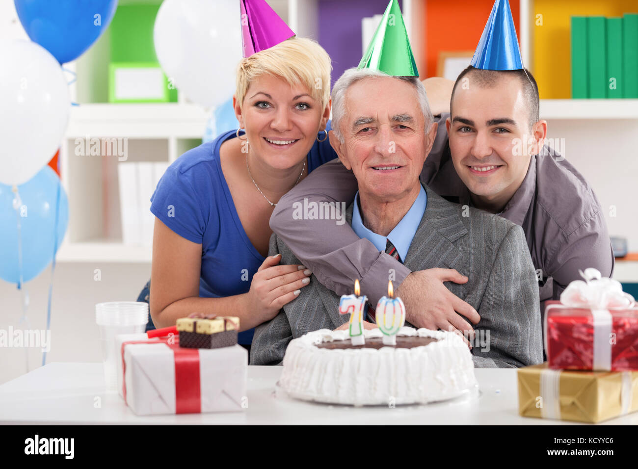 Portrait De Famille Heureuse Avant De Gateau D Anniversaire Pour 70 Ans Photo Stock Alamy Portrait De Famille Heureuse Avant De Gateau D Anniversaire Pour 70 Ans Photo Stock Alamy
