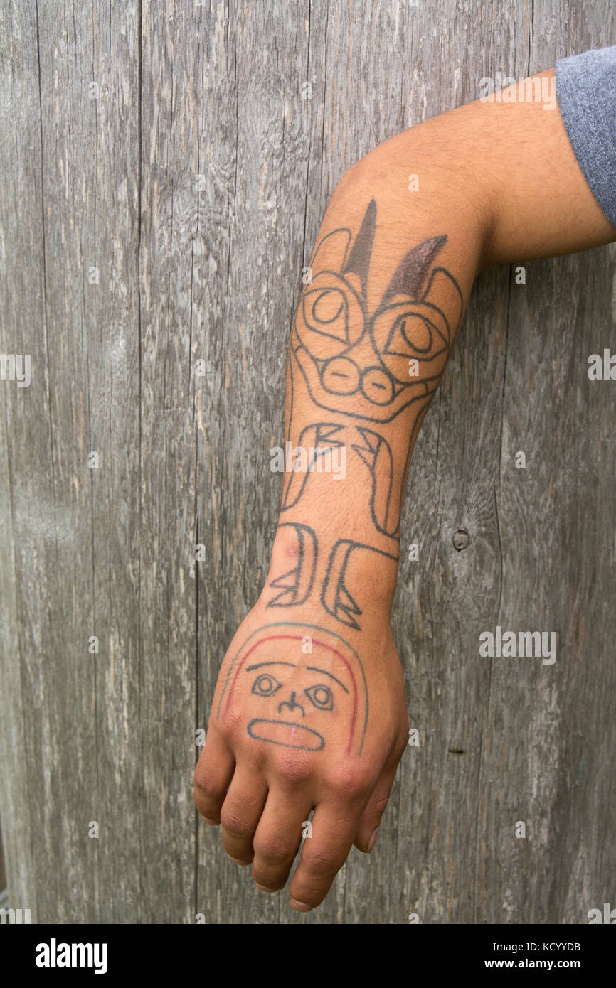 Haida Carver avec bâton traditionnel et poke tatouage, Haida Gwaii, anciennement connu sous le nom de Queen Charlotte Islands, British Columbia, Canada Banque D'Images