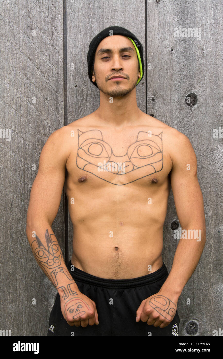Haida Carver avec bâton traditionnel et poke tatouage, Haida Gwaii, anciennement connu sous le nom de Queen Charlotte Islands, British Columbia, Canada Banque D'Images