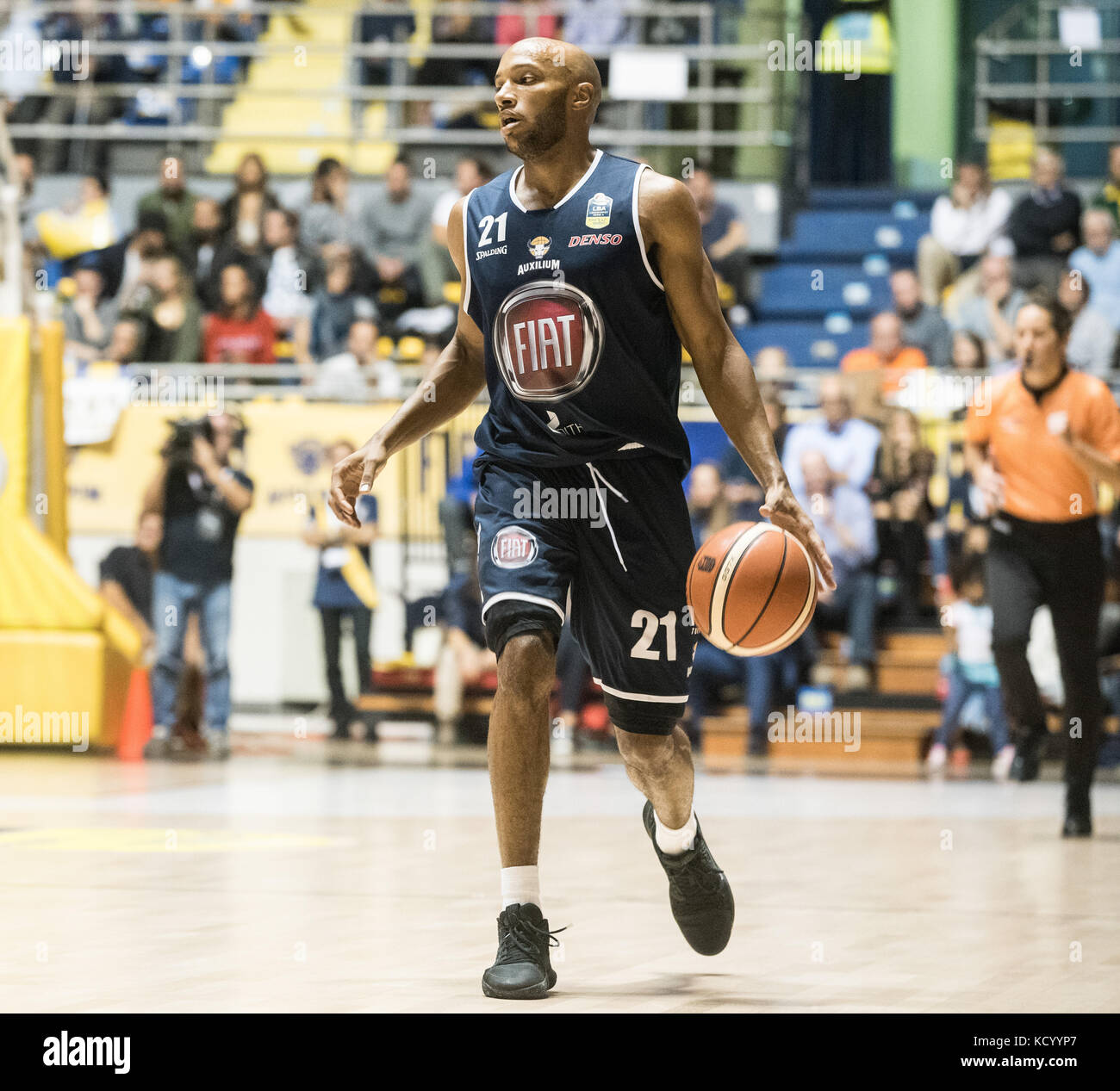 Turin, Italie. 07Th oct, 2017. andre jones au cours de la serie a un match de basket-ball torino fiat auxilium vs Dinamo sassari au palaruffini. torino gagne 97-92 crédit : Alberto gandolfo/pacific press/Alamy live news Banque D'Images