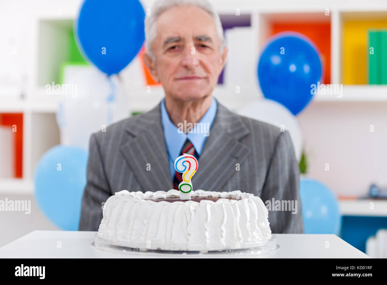 Man avec gâteau d'anniversaire avec un point d'interrogation bougie sur elle Banque D'Images