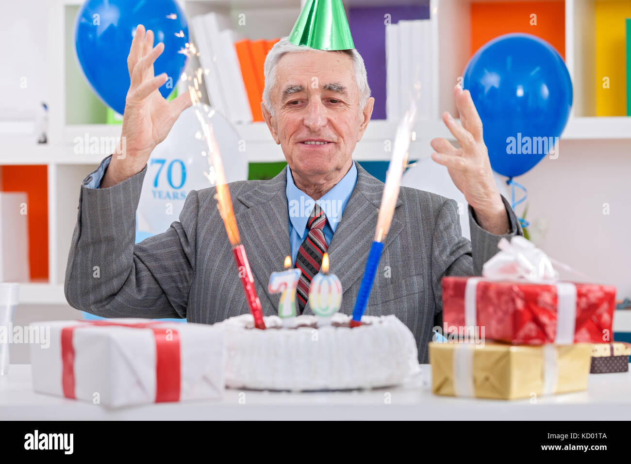 Man celebrating 70e anniversaire Banque D'Images