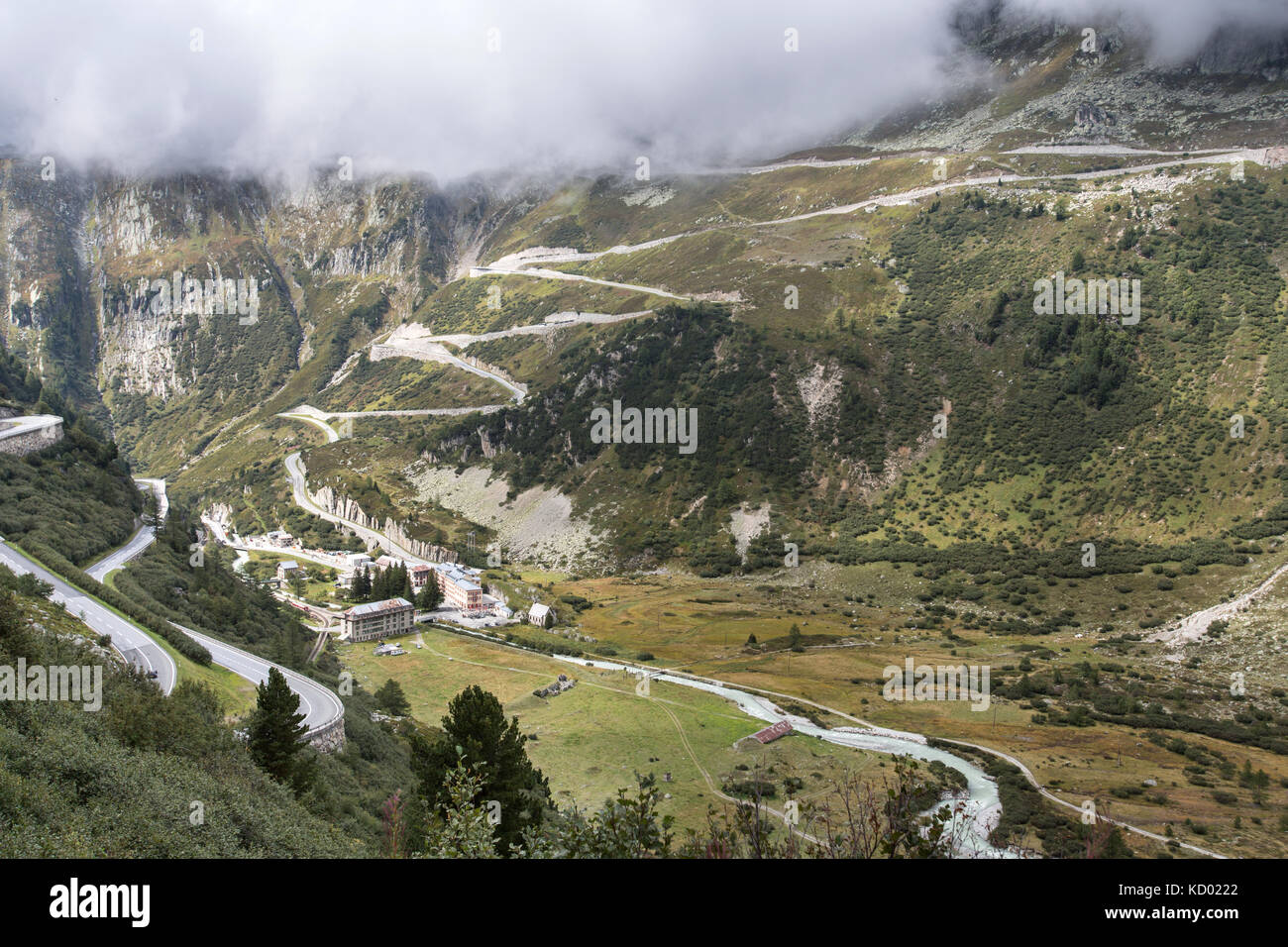 Col Grimsel, Suisse. Le col Grimsel avec Gletsch et l'Hôtel Glacier du Rhône, en premier plan. Banque D'Images