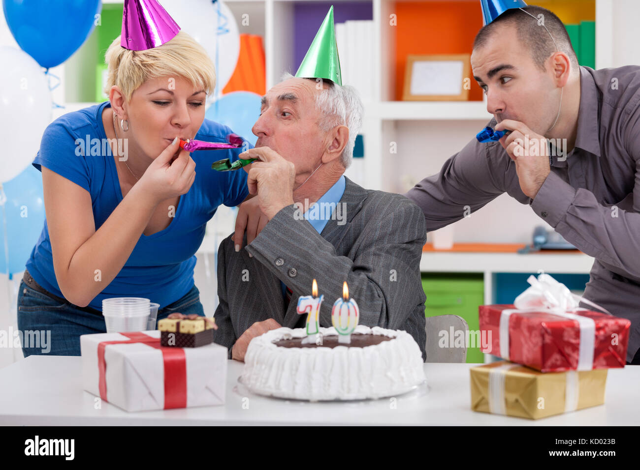 Senior man with family celebrating 70e anniversaire Banque D'Images