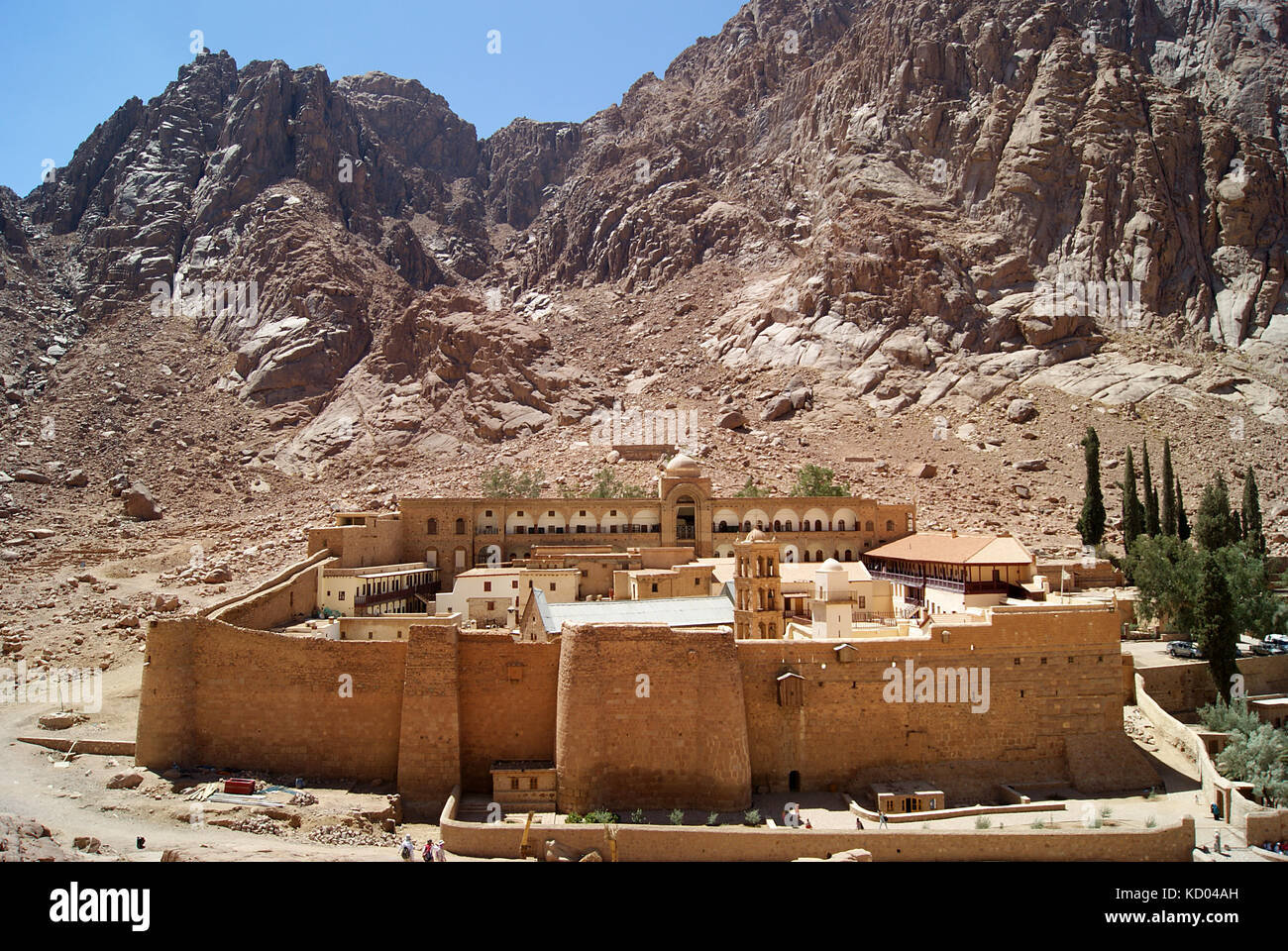 Monastère de st. Catherine Sinaï (l'un des plus anciens monastères chrétiens qui travaillent dans le monde) situé à une vallée pierreuse entre les rochers. midi genres. Banque D'Images