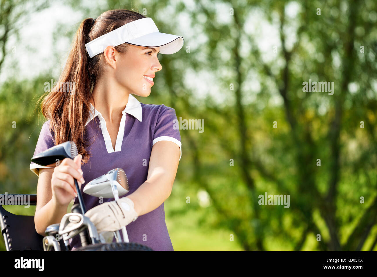 Golfeur dame magnifique avec l'équipement de golf Banque D'Images