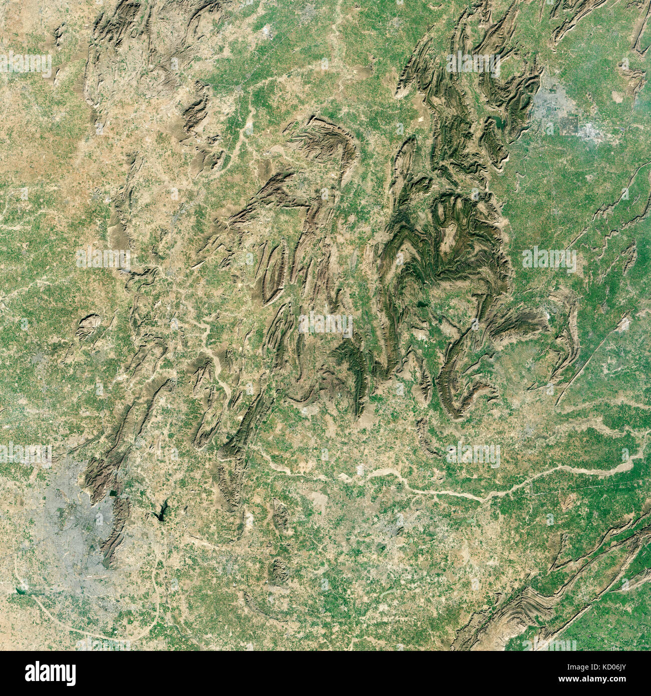 Image satellite de l'incurver crêtes de l'Aravalli entre Jaipur et de montagnes d'Alwar, l'un des plus anciens de l'Inde, Banque D'Images