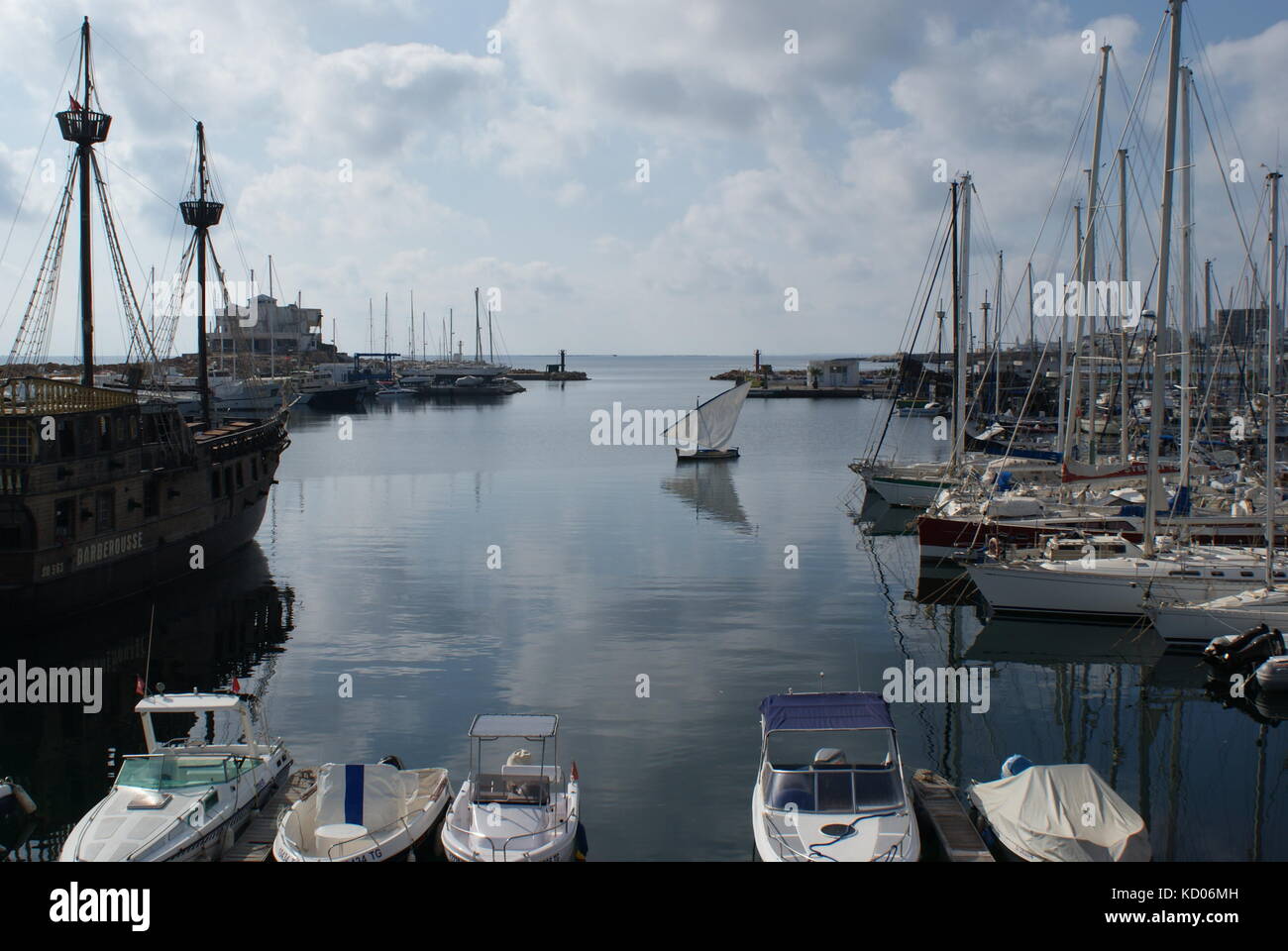 Vue de Monastir marina et le bateau pirate, Monastir, Tunisie Banque D'Images