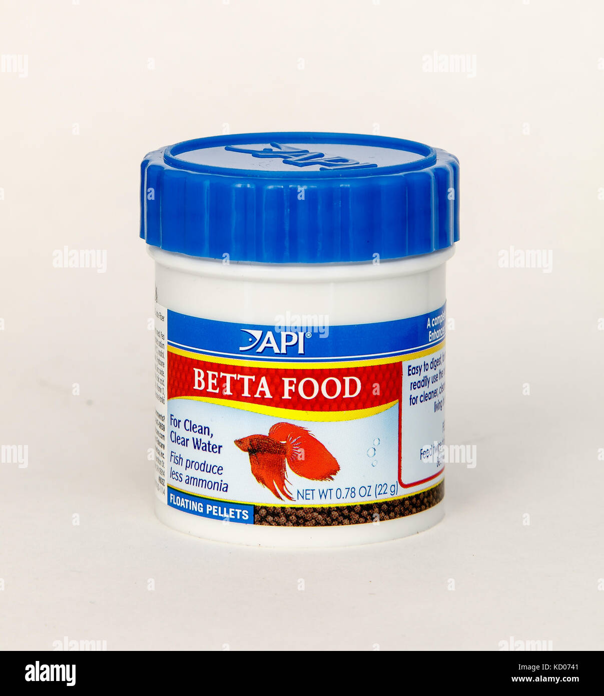 Bouteille de Betta fish food s'oppose à fond blanc. Banque D'Images