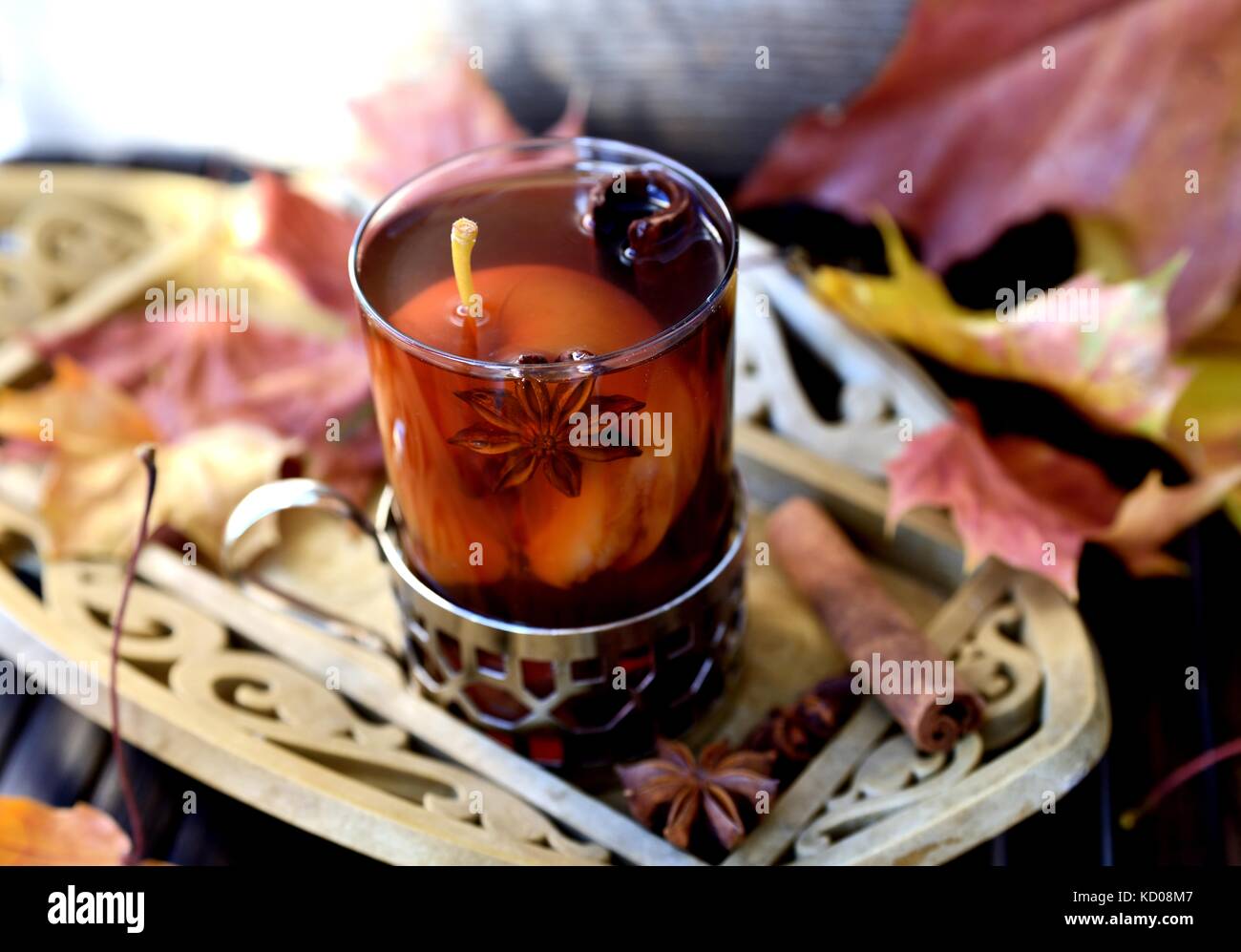 Boisson chaude avec églantier, аpple, l'anis et la cannelle Banque D'Images