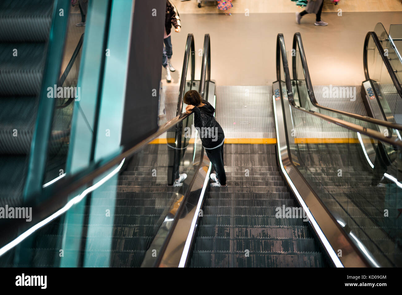 Un jeune garçon sur un escalator Banque D'Images