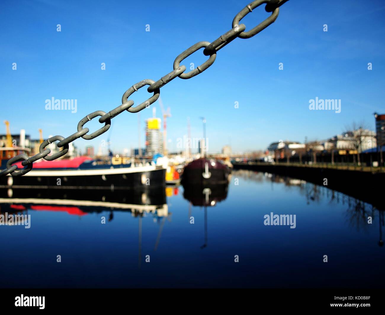 Clôture le long de la chaîne de l'eau périmètre-dock rempli Banque D'Images