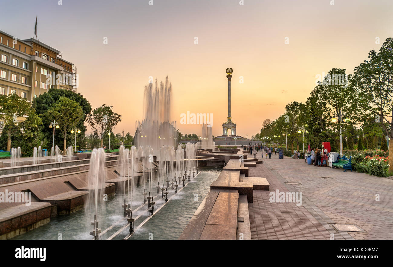 Fontaine et monument de l'indépendance à Douchanbé, capitale du Tadjikistan Banque D'Images