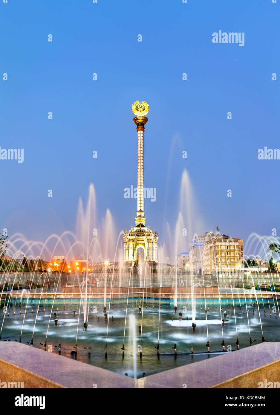 Fontaine et monument de l'indépendance à Douchanbé, capitale du Tadjikistan Banque D'Images