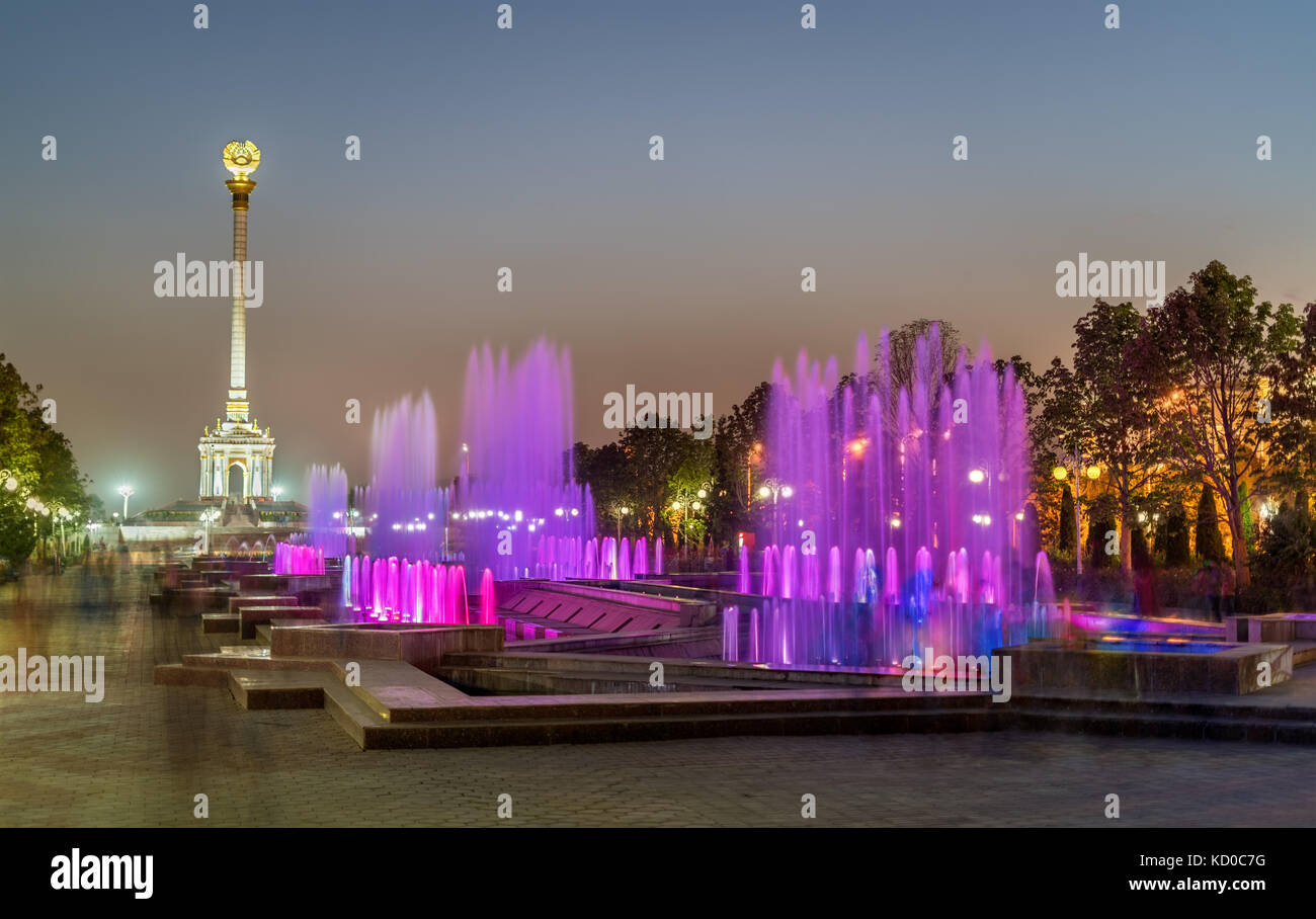 Fontaines et monument de l'indépendance à Douchanbé, capitale du Tadjikistan Banque D'Images