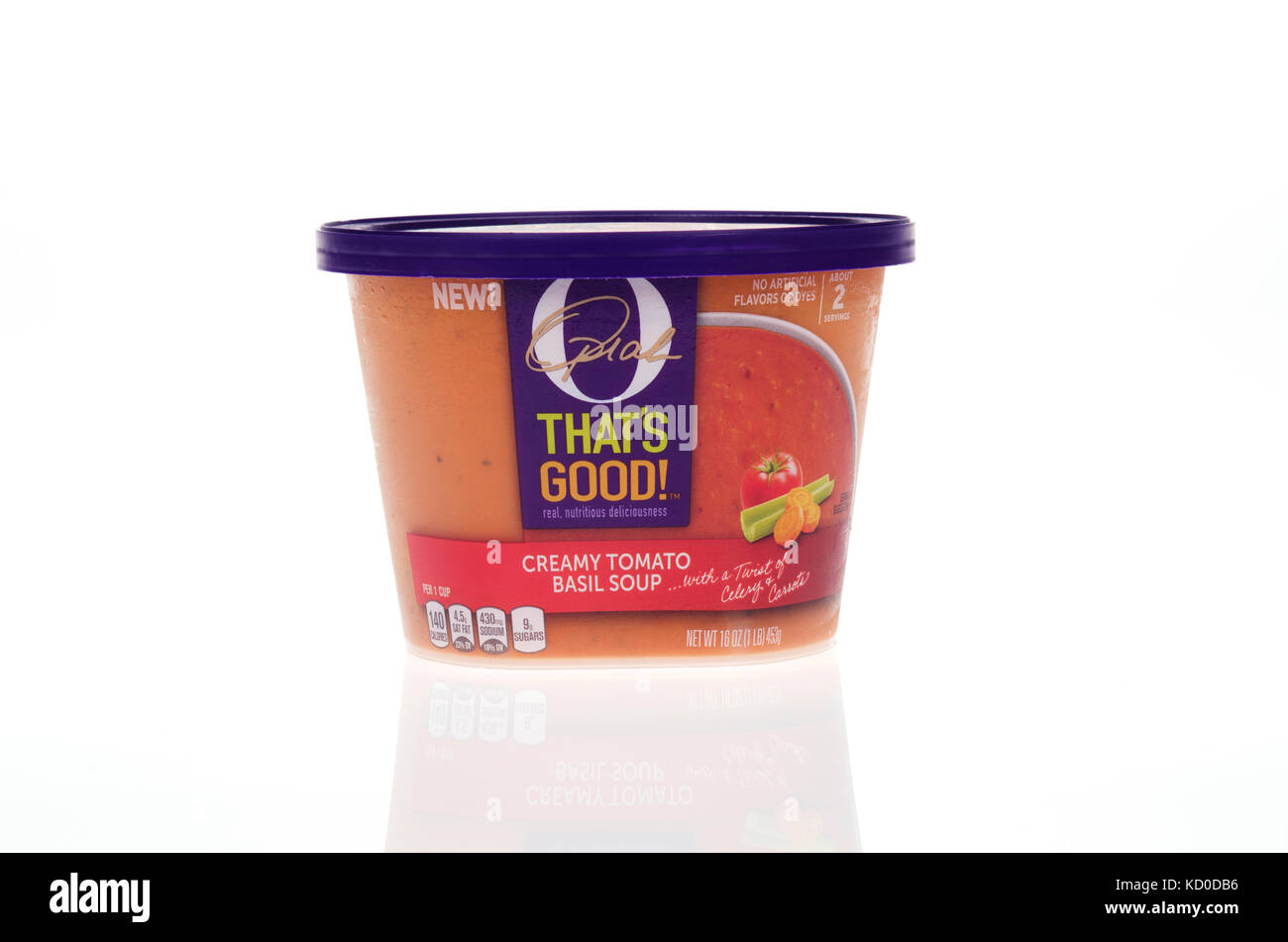À Remous de Oprah Winfrey's O C'est une bonne soupe crème de tomates au basilic réfrigérés sur fond blanc, USA Banque D'Images