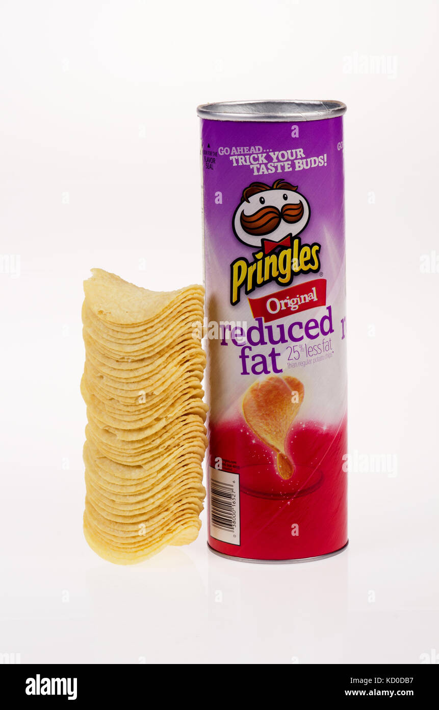 Peut ouvrir et pile de Pringles Original réduite en gras sur fond blanc dentelle Banque D'Images