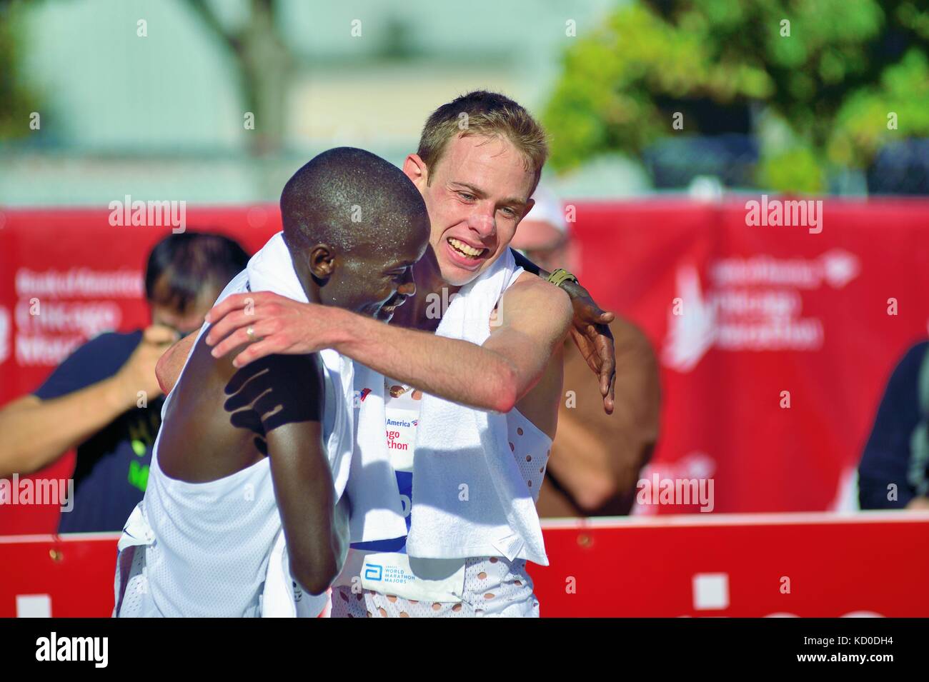 A smiling Galen Rupp de l'United States, Faire place au runner-up Abel Kirui du Kenya quelques instants après Rupp avait remporté le Marathon de Chicago 2017. Banque D'Images