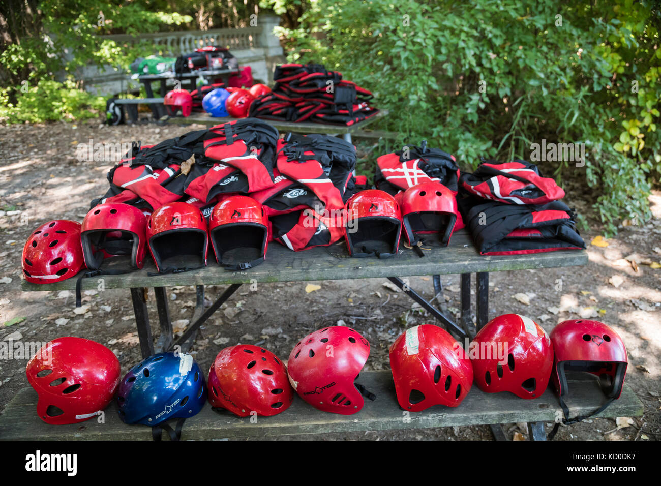 Windsor, Ontario Canada - Casques et gilets de sauvetage pour kayakistes sur peche Island, un parc municipal insulaire dans la rivière Détroit. Banque D'Images