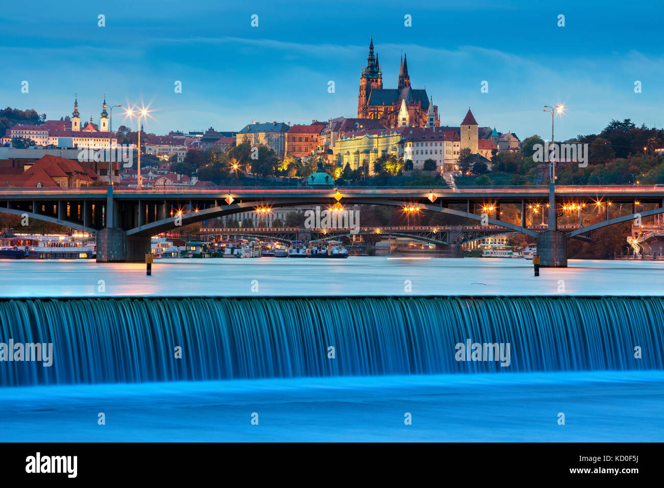 Prague. image de Prague, capitale de la République tchèque, pendant le crépuscule heure bleue. Banque D'Images