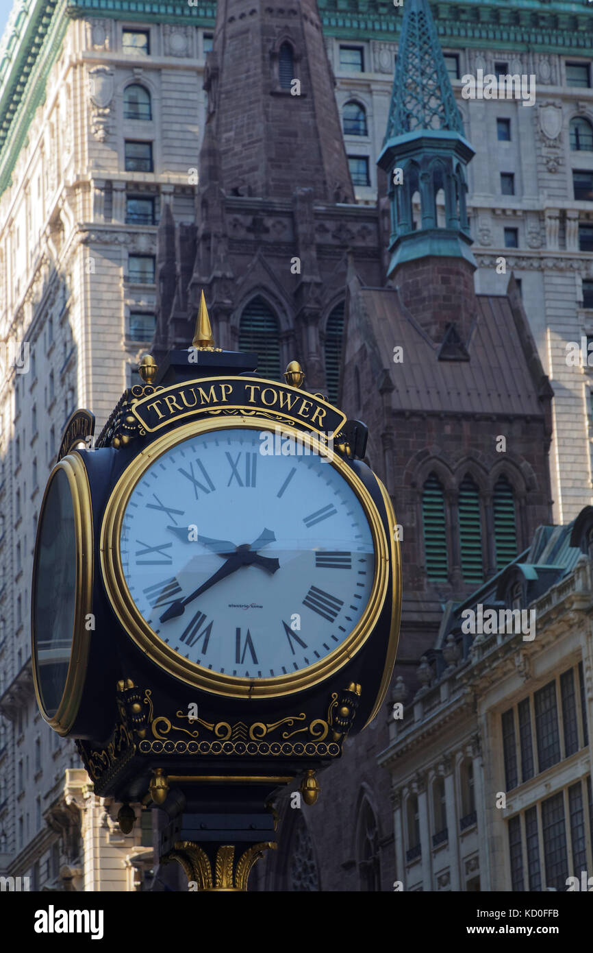 NEW YORK CITY, Etats-Unis, 10 septembre 2017 : horloge devant la Trump Tower. Trump Tower sert de siège à l'organisation Trump de la présidence des États-Unis Banque D'Images