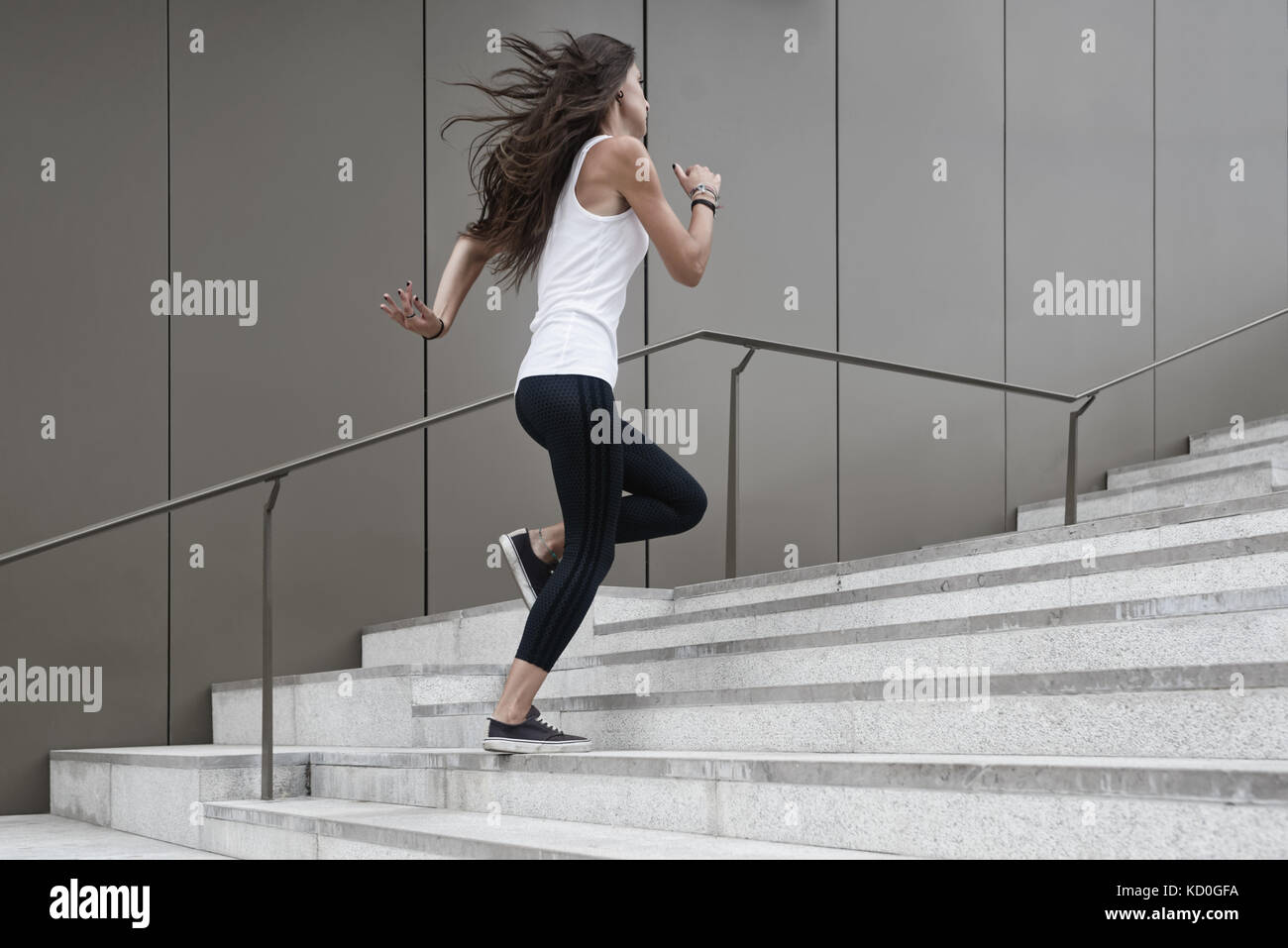 Jeune femme en train d'accumuler des mesures, low angle view Banque D'Images