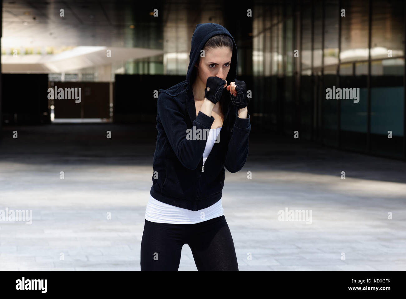 Jeune femme à l'extérieur, l'exercice, en position de combat Banque D'Images