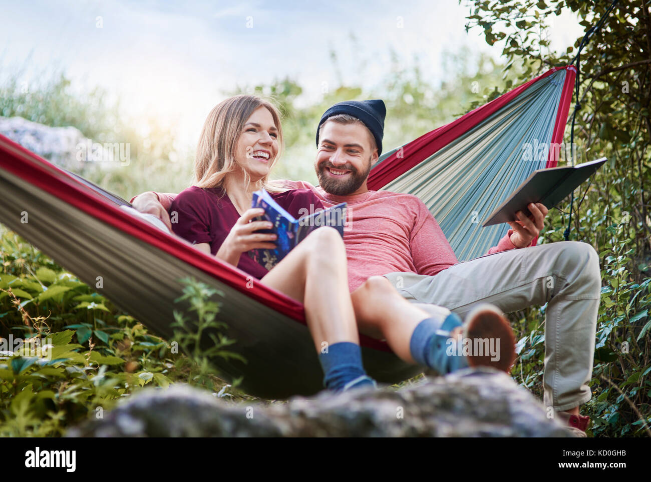 Couple relaxing in hammock, smiling, Cracovie, Pologne, europe, malopolskie Banque D'Images