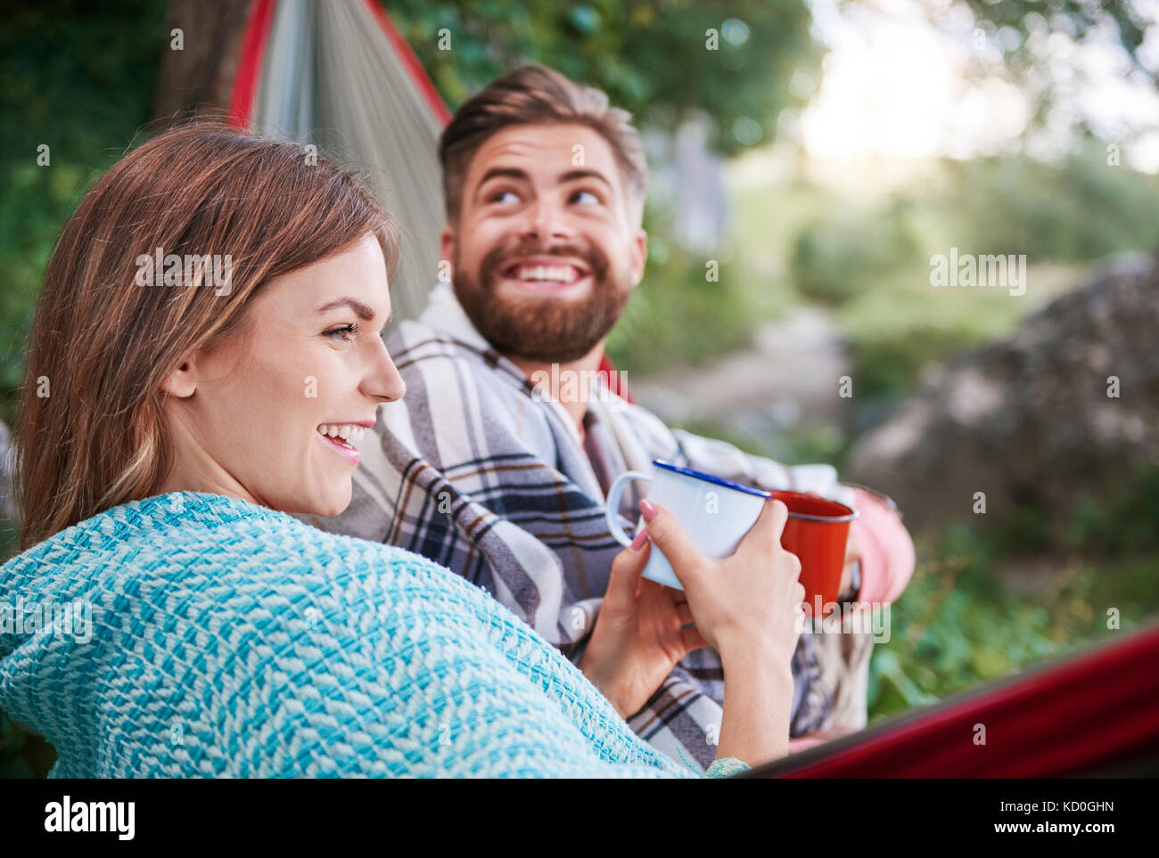 Couple in hammock holding smiling tasses en émail, Cracovie, Pologne, europe, malopolskie Banque D'Images