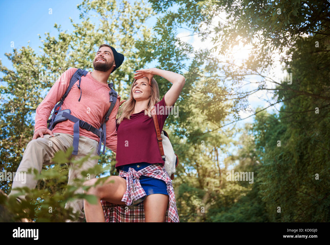 Low angle view of couple hiking, regardant ailleurs, Cracovie, Pologne, europe, malopolskie Banque D'Images