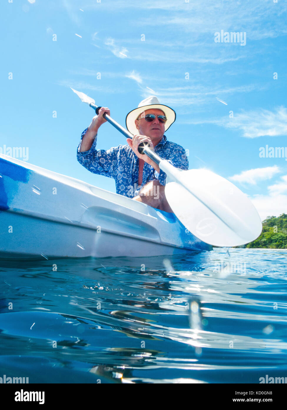Kayak homme, ban koh lanta, Krabi, Thaïlande, Asie Banque D'Images