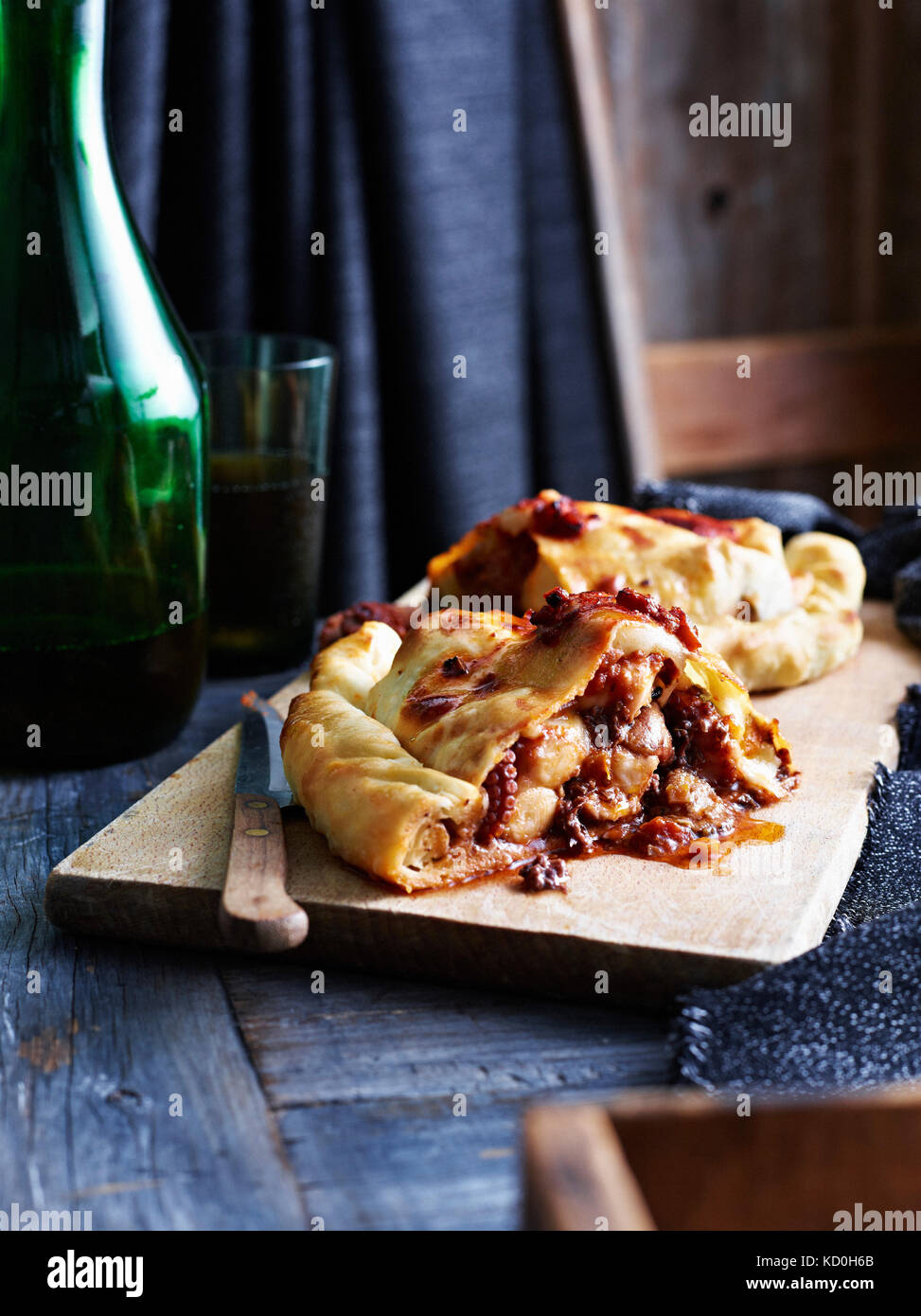 Calzone octopus sur le service à bord Banque D'Images
