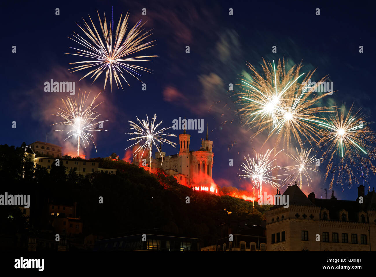 D'artifice sur la colline de Fourvière dans le centre-ville de Lyon pour la fête nationale française Banque D'Images