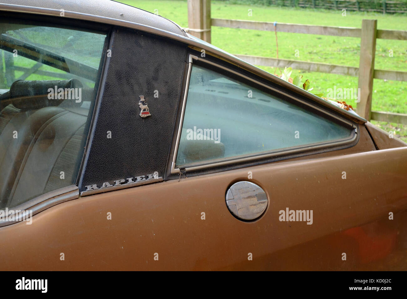 Trouver une grange d'un british sunbeam rapier voiture depuis les années 1970 prêt pour la restauration comme un projet montrant panneau arrière avec le nom du modèle et le symbole Banque D'Images