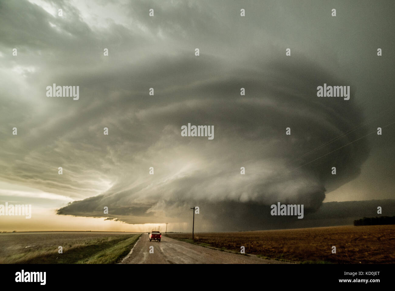 Storm Chaser conduisant à un orage supercellulaire qui a produit trois tornades et est sur le point de produire un quatrième, Leoti, Kansas, États-Unis Banque D'Images