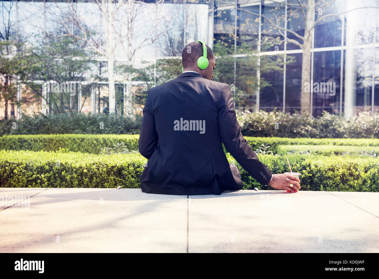 L'homme prenant pause devant l'hôtel de ville, London, UK Banque D'Images