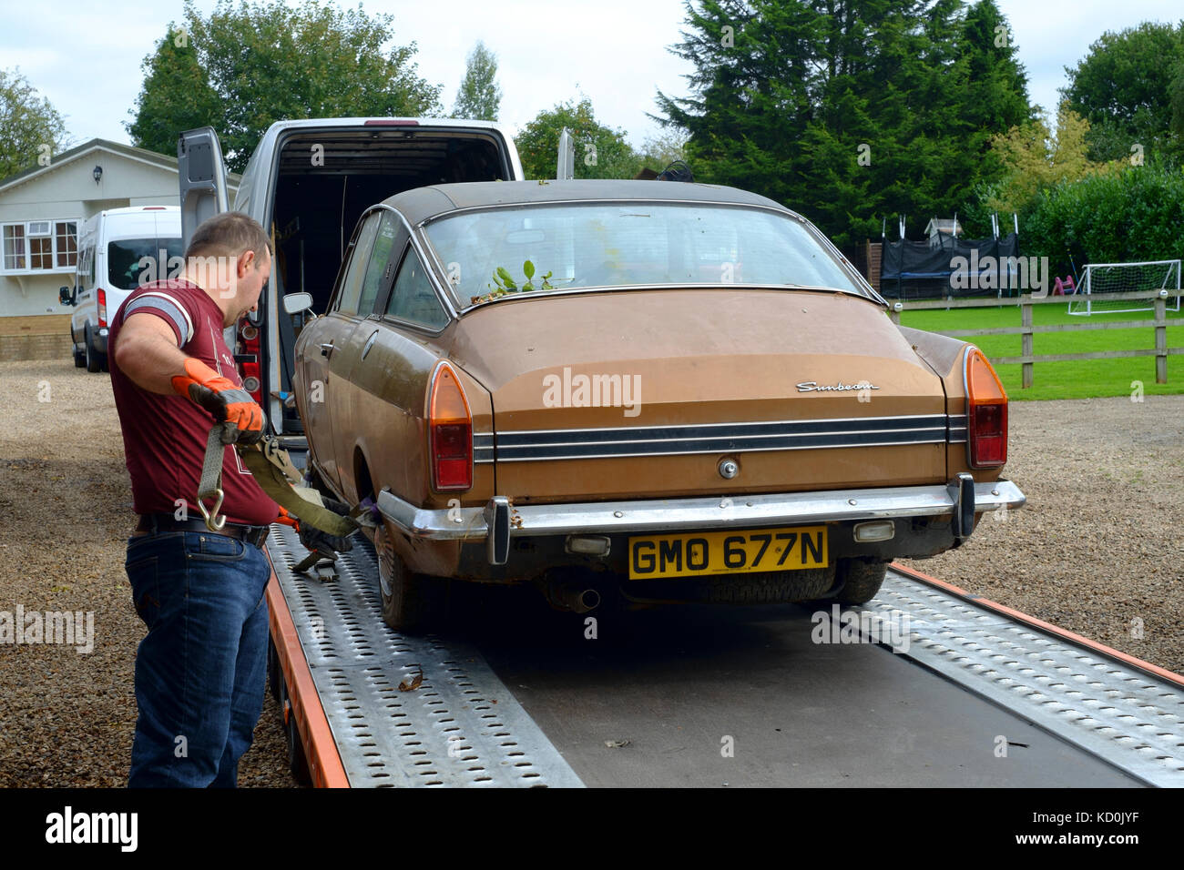 Trouver une grange d'un british sunbeam rapier voiture depuis les années 1970 prêt pour la restauration comme un projet est chargée sur une remorque Banque D'Images