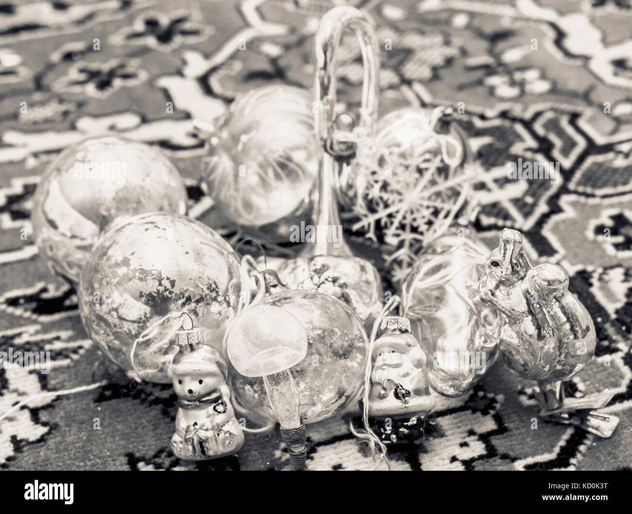 Vieux jouets de Noël comme symbole du passé et meilleurs souvenirs en noir et blanc Banque D'Images